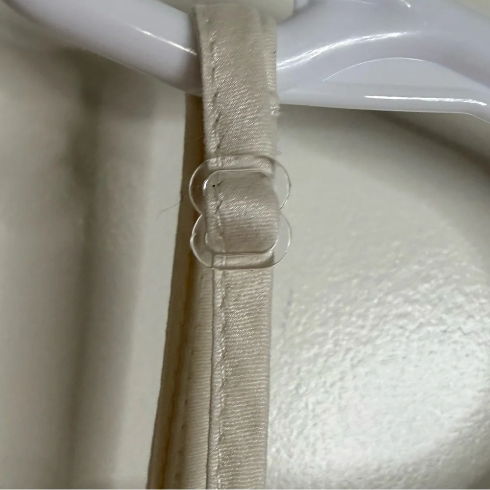 Women’s Elegant Cream Silk Robe and Slip Set, size 1X - Picture 6 of 13